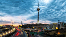 پرواز هواپیمای فوق سبک گرداگرد برج میلاد با خلبان خانم