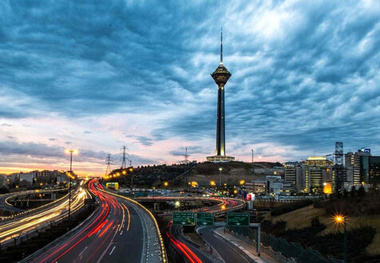 پرواز هواپیمای فوق سبک گرداگرد برج میلاد با خلبان خانم
