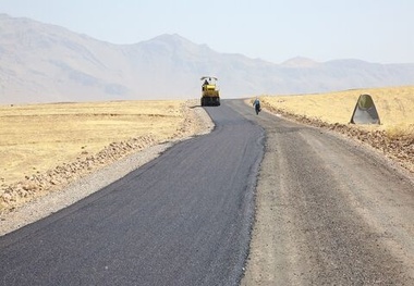 روکش آسفالت بیش از ۴ کیلومتر از محور خیرآباد - فرسفج