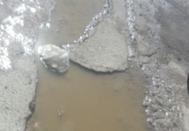 وضعیت نامناسب محورهای اسکله شهید رجایی و چاله‌های فراوان آن+ تصاویر
