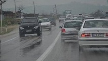 
جاده‌ها لغزنده است؛ با احتیاط رانندگی کنید
