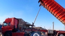 مرگ یک راننده کمپرسی هنگام تخلیه بار+ عکس
