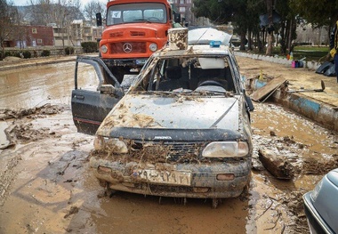 توقف خودروها در جاده بلا‎تکلیف پس از سیل 