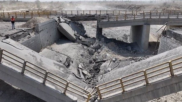تصاویری از آخرین مراحل بازسازی پل های آسیب دیده هرمزگان در جنگ با آمریکا