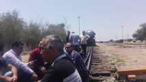 تحصن اعتراضیِ مهمانداران در ریل قطار خوزستان
