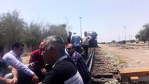تحصن اعتراضیِ مهمانداران در ریل قطار خوزستان