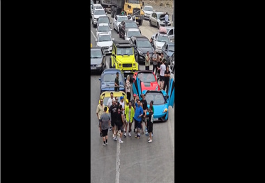 ماجرای بسته‌ شدن جاده فیروزکوه توسط چند خودروی لاکچری