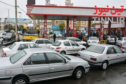 صف طولانی خودروها در «جایگاه‌های بنزین»