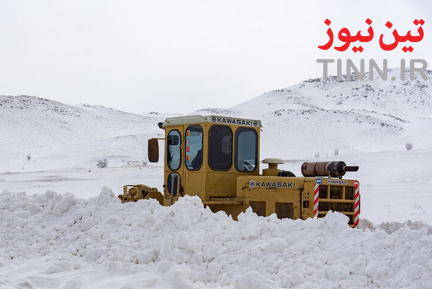 تلاش راهداران برای بازگشایی جاده‌ها در استان آذربایجان غربی