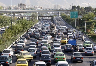 واژگونی یک دستگاه کامیون درآزاد راه کرج- قزوین ترافیک ایجاد کرد

