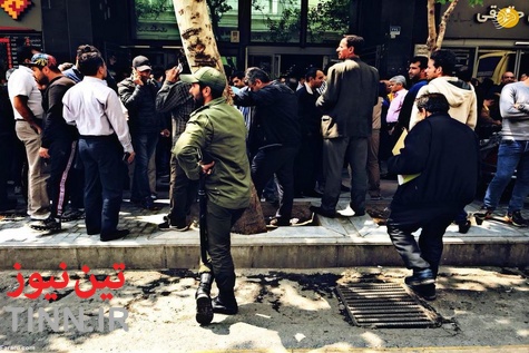 (تصاویر) صف خرید دلار ۵۵۰۰ تومانی! 