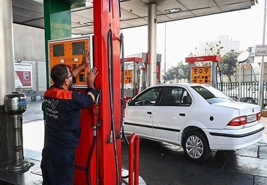 روال عادی سوخت گیری در پمپ های بنزین پایتخت؛ کاهش 40 درصدی مدت زمان انتظار در صف های پمپ بنزین ها