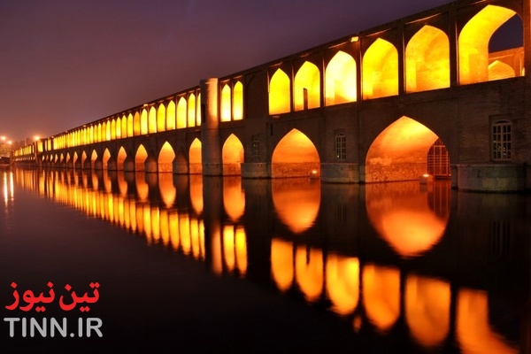 عکس مردان و نوجوانان اصفهانی در سال ۱۳۹۶  روی سی و سه پل
