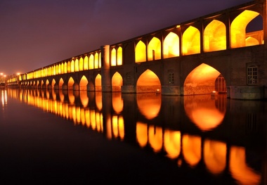 عکس مردان و نوجوانان اصفهانی در سال ۱۲۶۹ روی سی و سه پل