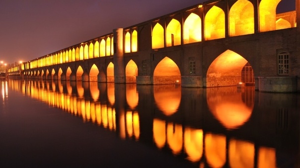 عکس مردان و نوجوانان اصفهانی در سال ۱۲۶۹ روی سی و سه پل