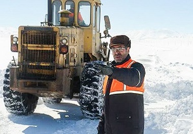 آغاز عملیات برفروبی و نمک پاشی در گردنه الماس