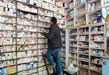 فعالیت ۱۵۰۰۰ داروخانه در کشور / چرایی مخالفت با توسعه داروخانه های دولتی