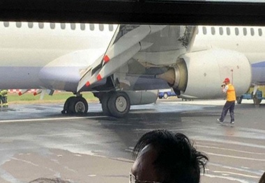 China Airlines Boeing 737 Bursts Both Left Main Tyres on Landing