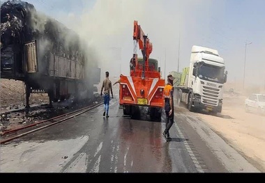 آتش سوزی تریلر در دهانه تونل جیرفت - بم تردد را مختل کرد