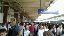 2 خانم براثر سقوط از پله برقی ایستگاه مترو صادقیه راهی بیمارستان شدند