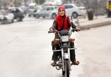 مشکل صدور «گواهینامه موتورسواری زنان» حل شد