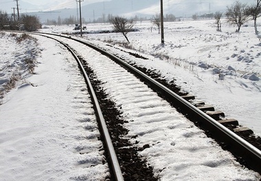 صحنه هایی باورنکردنی از تلاش کارکنان راه آهن برای بیرون آوردن ریل مدفون از زیر برف
