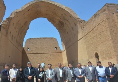 بازدید شهردار تهران از تاق‌کسری