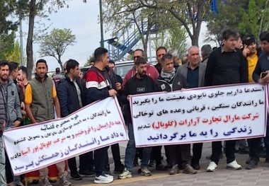 تجمع رانندگان و مال‌ باختگان شرکت واردکننده کامیون در مقابل دادستانی تبریز