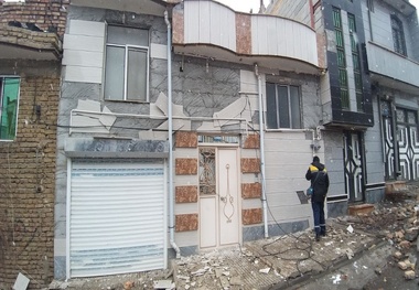 در پی دستور وزیر راه و شهرسازی کلید یک واحد مسکونی به خانواده گنبدی تحویل داده شد