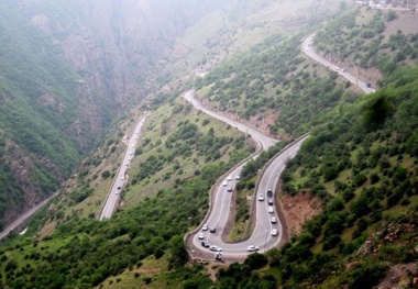 رفتار نابهنجار راکبان خودروهای عبوری در جاده چالوس