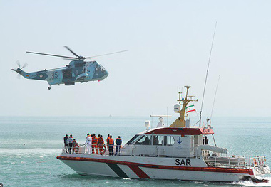 نجات ۵ خدمه موتور لنج باری از غرق شدن