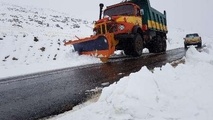 اکیپ های راهداری زمستانی در محورهای روانسر و جوانرود مستقر شده اند