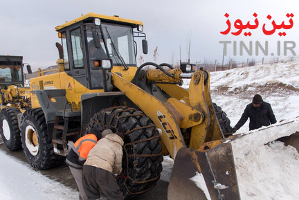 تلاش راهداران برای بازگشایی جاده‌ها در استان آذربایجان غربی