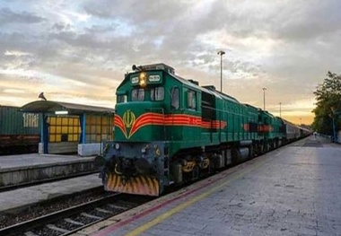 مولد قطار مسافربری تهران خرمشهر در ناحیه اراک دچار آتش‌سوزی شد