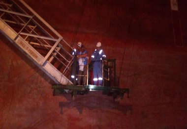 ارائه  خدمات پزشکی به پرسنل مصدوم یک کشتی نفتکش در آب‌های ساحلی بندر چابهار