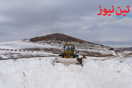 تلاش راهداران برای بازگشایی جاده‌ها در استان آذربایجان غربی