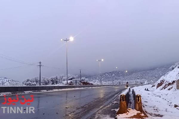 برف روبی تماشایی آزادراه شیراز اصفهان در شب های سرد پائیز 1404