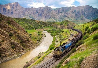 بارگیری و تخلیه بیش از ۲۲۱ هزار تن بار در راه آهن زاگرس