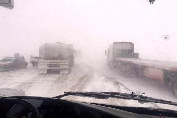 بارش برف و باران در جادههای ۱۷ استان کشور