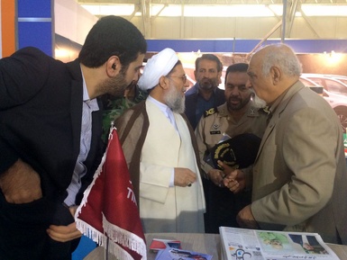 بازدید حجت الاسلام حسنی ،نماینده ولی فقیه در ارتش جمهوری اسلامی ایران از غرفه‌ی تین‌نیوز