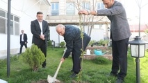 غرس نهال توسط معاون وزیر راه و شهرسازی به یاد شهدای پل B1 کرج