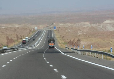  زائران درحال عبور از آزادراه کاشان نطنز اصفهان به این نکات مهم توجه کنند