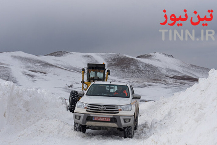 تلاش راهداران برای بازگشایی جاده‌ها در استان آذربایجان غربی