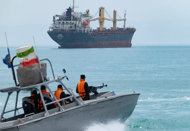 عبور با سرعت نفتکش‌ ها از تنگه هرمز 
