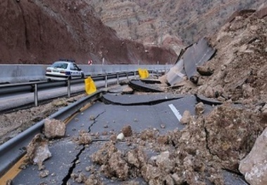 رانش زمین و ریزش کوه در جاده پل زال - خرم‌آباد + فیلم 