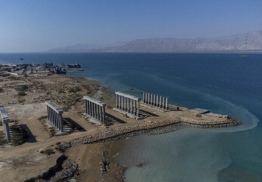 دیواری مقابل پل خلیج فارس؛ تحرکات عجیبی شکل گرفته است!