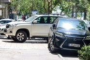 پارک خودرو در پیاده رو؛ ناقض حقوق شهروندی عابران پیاده 