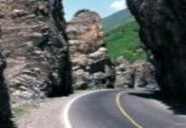 ریزش کوه در سیاه‌بیشه / محور کرج - چالوس بسته شد
