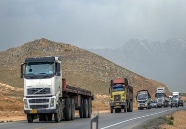توزیع بیش از 11000 حلقه لاستیک بین رانندگان حمل و نقل جاده‌ای سمنان