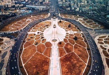 نمایی شگفت‌انگیز از برج و میدان آزادی